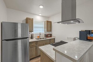 Refrigerador, microondas, horno y parrilla de estufa 