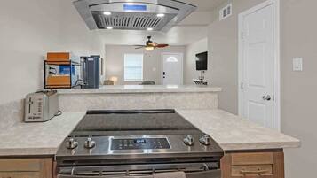 Kylskåp, mikrovågsugn, ugn och spishäll