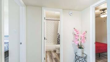 2 chambres, fer et planche à repasser, Wi-Fi, draps fournis