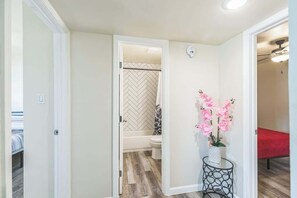 2 habitaciones, tabla de planchar con plancha, wifi y ropa de cama 