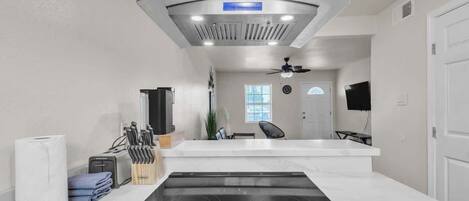 Køleskab, mikrobølgeovn, ovn, kogeplade