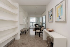 Ein modernes Interieur mit Essbereich, einer Sitzbank und Kunstwerken an den Wänden.