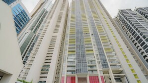 Ein Hochhaus mit mehreren Etagen, großen Fenstern und Balkonen.