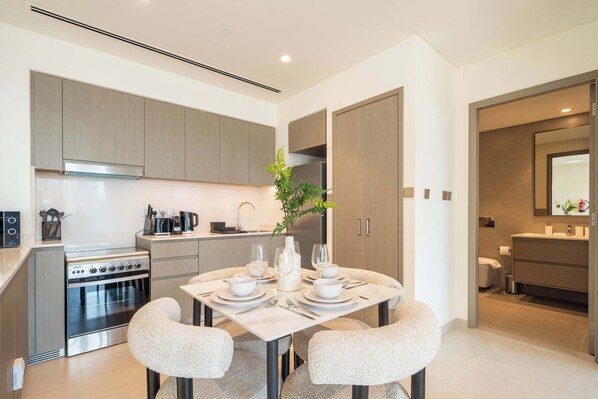 Réfrigérateur, micro-ondes, four, plaque de cuisson