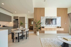 Unclassified image, 4 of 45, button