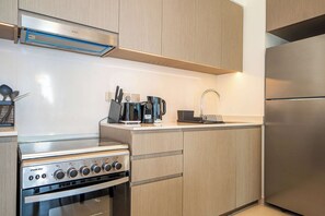 Réfrigérateur, micro-ondes, four, plaque de cuisson