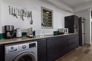 Refrigerador, microondas, horno y lavavajillas 