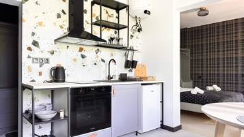 Frigorífico, horno, placa de cocina y cafetera o tetera