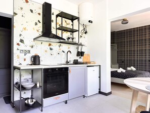 Fridge, oven, stovetop, coffee/tea maker