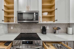 Fridge, microwave, oven, stovetop - Comfy 2BR-Pool, BBQ,Prkng, Yoga Rm, Gym, Cabanas (Scottsdale)