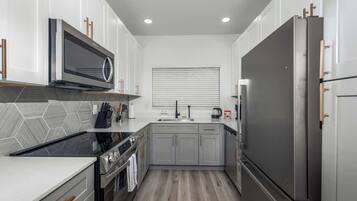 Refrigerador, microondas, horno, placa de cocina