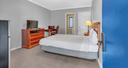 Cozy Room with Private Bath in Brownstown