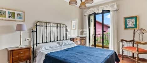 4 bedrooms, iron/ironing board