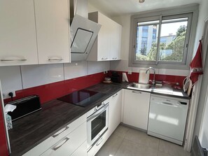 Microwave, oven, dishwasher, coffee/tea maker - Renovated 2-room apartment with air conditioning in Banyuls-sur-Mer (Banyuls-sur-Mer)