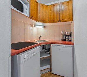 Mikrowelle, Geschirrspüler, Wasserkocher mit Kaffee-/Teezubehör, Toaster