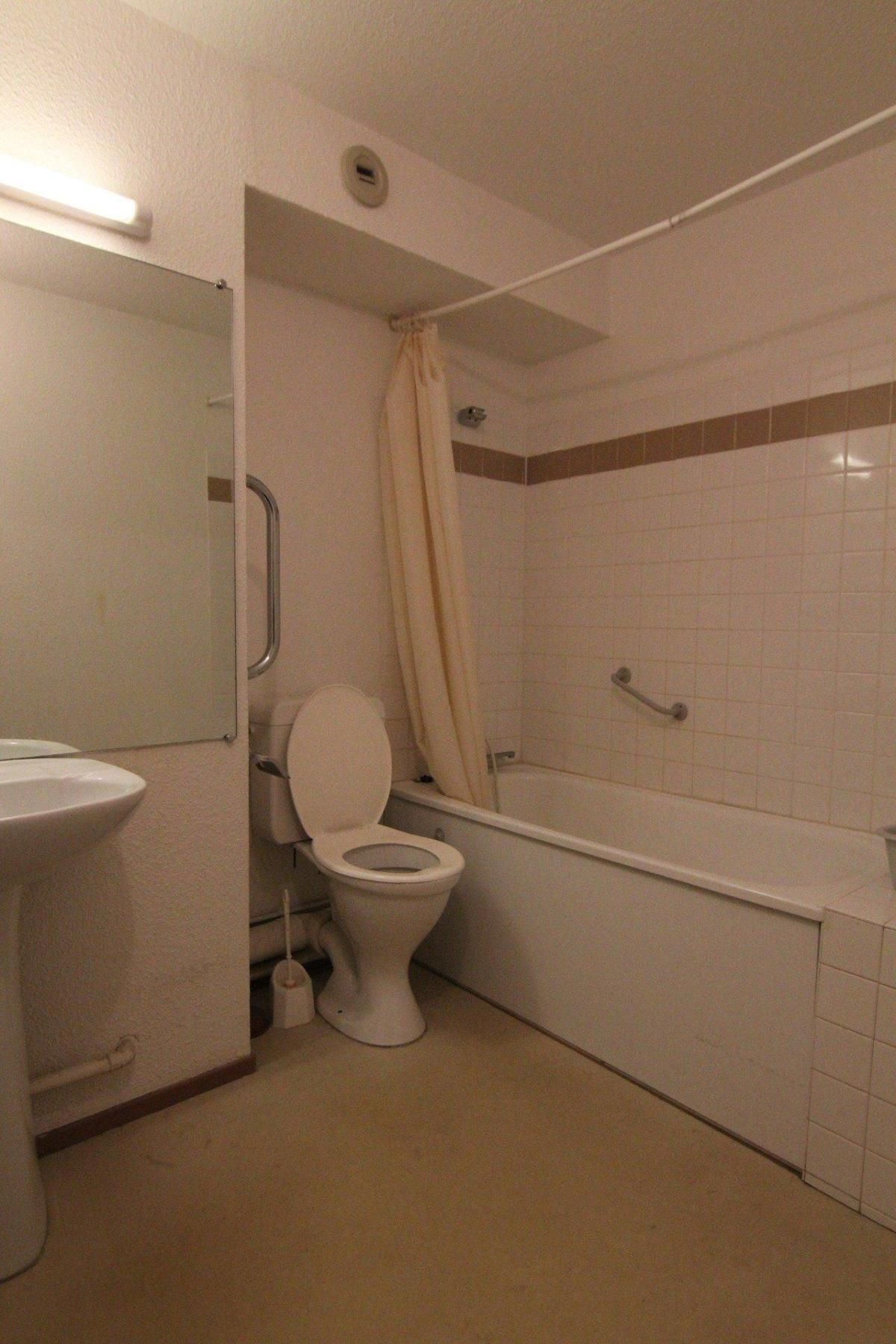 Ein Badezimmer mit Toilette, Waschbecken und Badewanne.