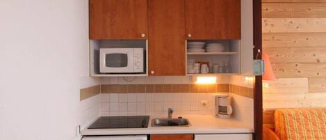 Four à micro-ondes, un four, lave-vaisselle, cafetiÚre-théiÚre