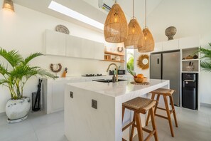 Réfrigérateur, micro-ondes, four, cafetière/bouilloire