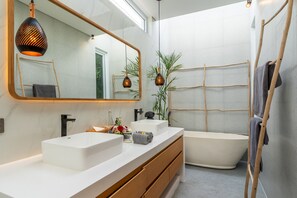 Douche, séchoir à cheveux, serviettes fournies