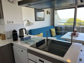 Dishwasher, coffee/tea maker, toaster - Air-conditioned apartment with parking near the beach (Port Camargue)