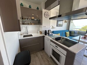 Dishwasher, coffee/tea maker, toaster