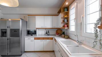 Refrigerador, microondas, horno y parrilla de estufa