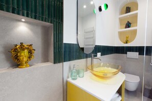 Douche, sèche-cheveux, serviettes fournies