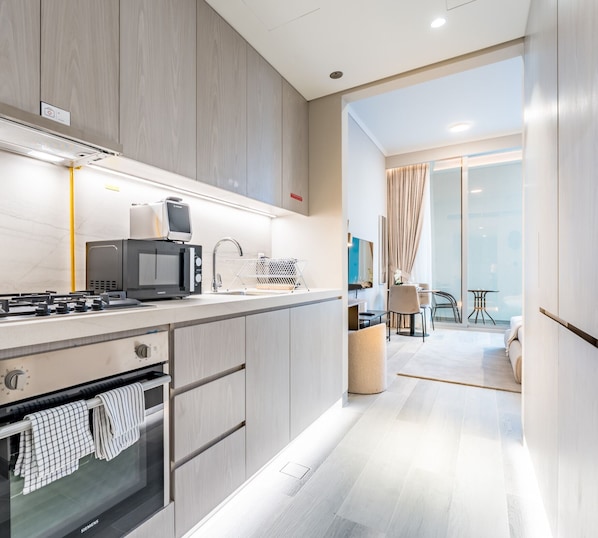 Kühlschrank, Mikrowelle, Ofen, Herdplatte