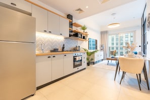 Geladeira, micro-ondas, fogão, cooktop