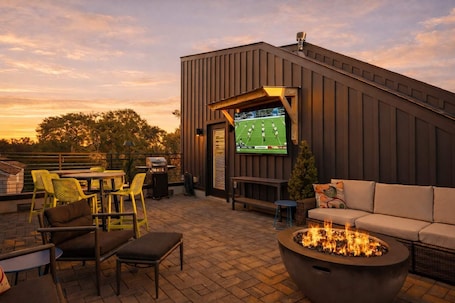 Outdoor dining. Rooftop Fire Pit with TV Sleeps 8 Near DT