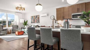 Een koelkast, een magnetron, een oven, een kookplaat