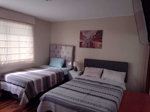 3 slaapkamers, een strijkplank/strijkijzer, wifi, beddengoed