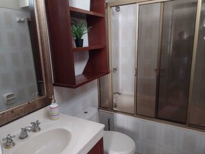 Secador de pelo, toallas, jabón, papel higiénico