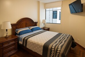 3 habitaciones, tabla de planchar con plancha, wifi y ropa de cama