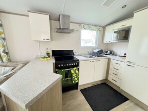 Een koelkast, een microgolfoven, een oven, een kookplaat