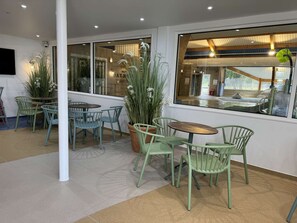 Dining - Bumble Bee Cabin on Heron Lake (Hoburne Holiday Park)