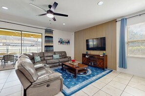 Téléviseur, table de baby-foot