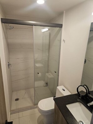 Sèche-cheveux, serviettes fournies