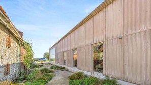 Exterior - South Barns a spacious barn conversion near Cowes. (Cowes)
