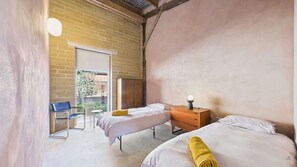 3 bedrooms, iron/ironing board, free WiFi, bed sheets - South Barns a spacious barn conversion near Cowes. (Cowes)