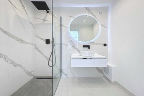 Ducha, secador de pelo, toallas, jabón