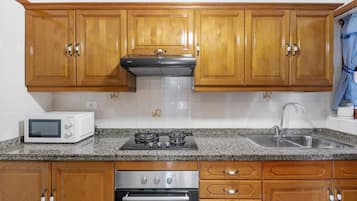 Frigorífico, microondas, horno y placa de cocina