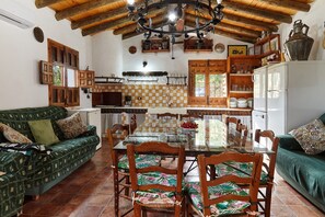 Interior - Cottage 'Majolero 2' with Shared Pool, Wi-Fi and Air Conditioning (Castillo de Locubín)