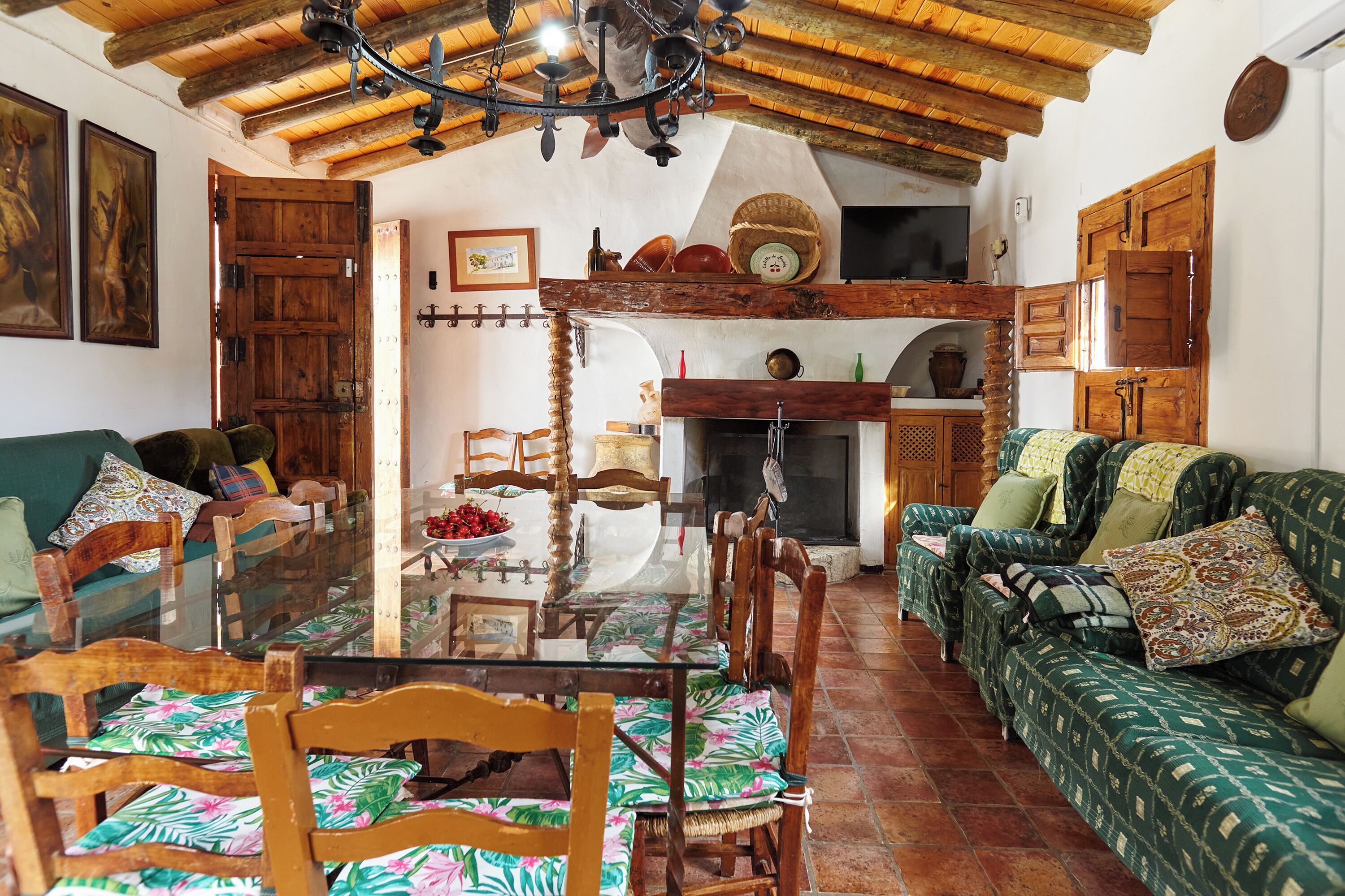 Een televisie en een open haard