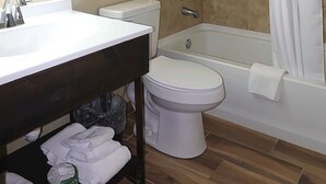 Un baño con lavamanos, inodoro y bañera.