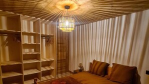 Ein Schlafzimmer mit einem großen Bett, einem Kleiderschrank und einer Pendelleuchte.