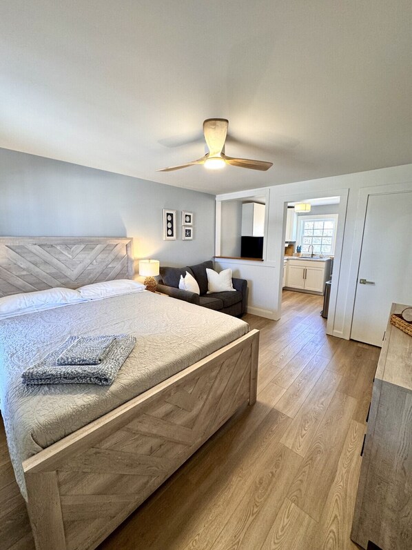 1 chambre, fer et planche à repasser, lit de bébé portatif