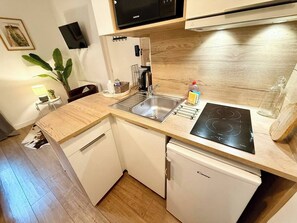 Refrigerador, microondas, tostadora y utensilios de cocina