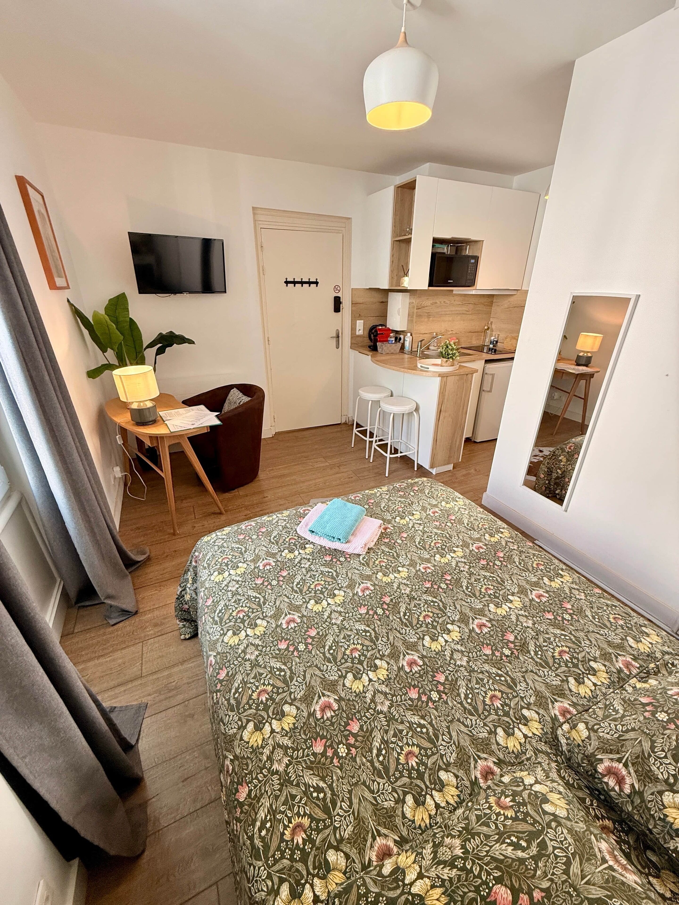 Iron/ironing board, WiFi, bed sheets