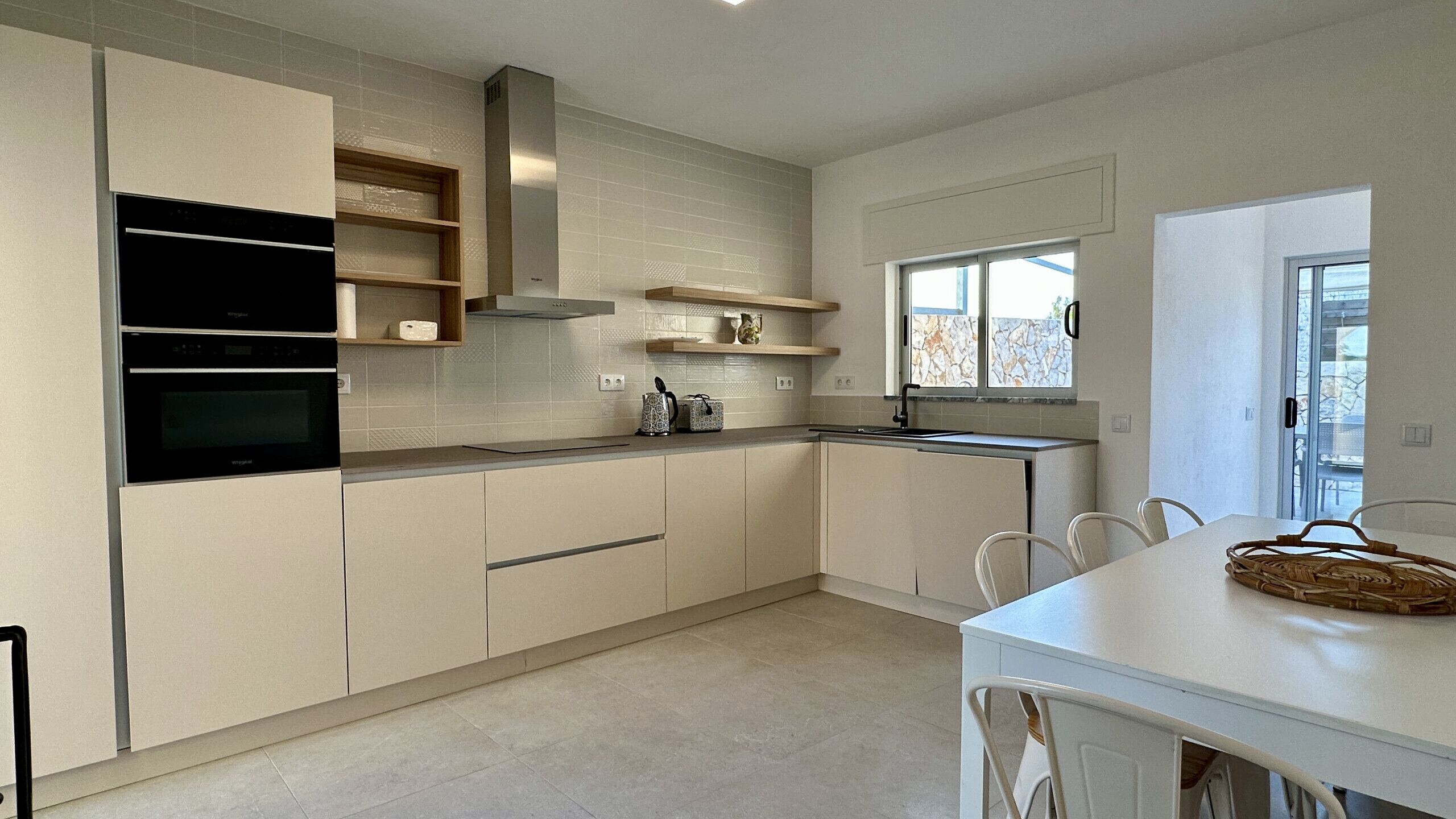 Kühlschrank, Mikrowelle, Ofen, Geschirrspüler